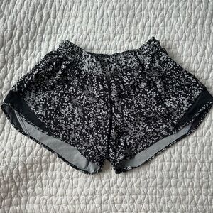 Lululemon Hotty Hot Low-Rise Lined Short 4” Ditsy Daisy White Black Shorts